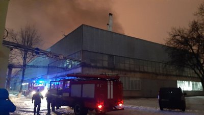 У Харкові локалізували пожежу на складі: працюють 60 рятувальників У Харкові локалізували пожежу на складі: працюють 60 рятувальників