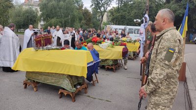"Це героїчний вчинок": у Полтаві попрощалися із трьома захисниками, які загинули на війні з Росією "Це героїчний вчинок": у Полтаві попрощалися із трьома захисниками, які загинули на війні з Росією