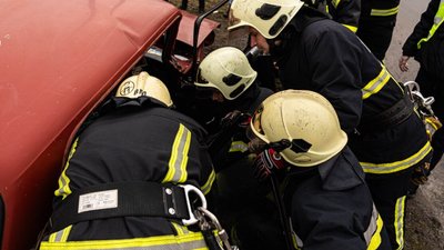 Рятувальники Сум визволили жінку з понівеченої автівки