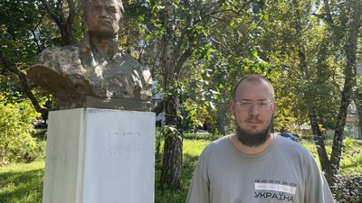 У центрі Харкова вимагають демонтувати погруддя молодогвардійців на алеї поблизу будинку "Слово" У центрі Харкова вимагають демонтувати погруддя молодогвардійців на алеї поблизу будинку "Слово"