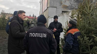 Крики та невдоволення: на львівських ринках конфіскували нелегальні ялинки