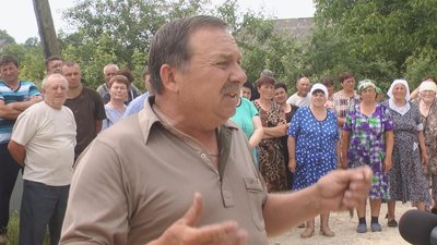 Селяни вимагають винести вежу мобільного зв'язку за село. Фото: Суспільне. Поділля. Селяни вимагають винести вежу мобільного зв'язку за село. Фото: Суспільне. Поділля.