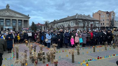 Люди вшановують жертв Голодомору, листопад 2023, Тернопіль Люди вшановують жертв Голодомору, листопад 2023, Тернопіль