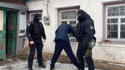 На Черкащині затримали вісьмох людей, які виготовляли та продавали наркотики На Черкащині затримали вісьмох людей, які виготовляли та продавали наркотики