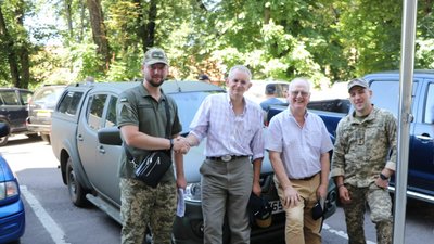Аграрії передають машини військовим Аграрії передають машини військовим