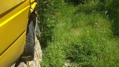 ДТП у Татарові: мікроавтобус завис над прірвою ДТП у Татарові: мікроавтобус завис над прірвою