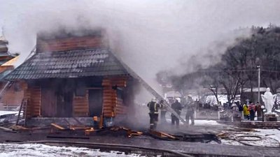 На Львівщині горіла дерев'яна дзвіниця, збудована у ХІХ столітті На Львівщині горіла дерев'яна дзвіниця, збудована у ХІХ столітті