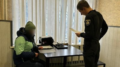 Жінка, яка, ймовірно, вкрала 1800 доларів у знайомого військовослужбовця