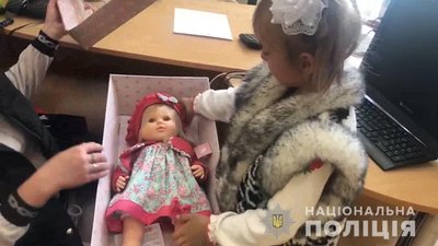 Поліцейські подякували дівчинці, яка втікла від викрадача на Одещині Поліцейські подякували дівчинці, яка втікла від викрадача на Одещині