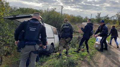 Деокупована Херсонщина: поліцейські допомогли волонтерам довезти гуманітарну допомогу жителям Великої Олександрівки