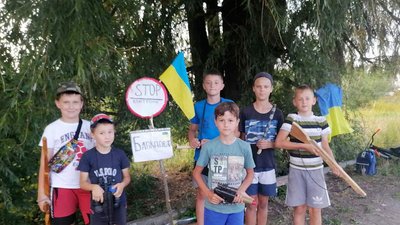 Нетвереза жінка вдарила палицею 10-річного хлопчика на дитячому блокпосту у Романові, де діти збирають гроші для ЗСУ