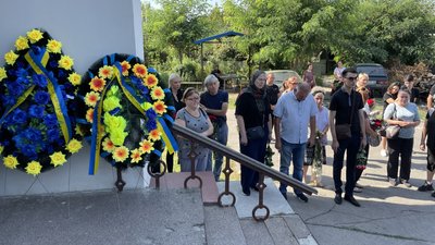 У Херсоні попрощалися із військовим Данилом Сікорським, який загинув рятуючи своїх побратимів У Херсоні попрощалися із військовим Данилом Сікорським, який загинув рятуючи своїх побратимів
