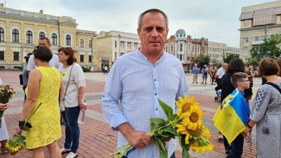 "Ми нагадуємо жителям, що у нас війна". У Кропивницькому відбулась Хода пам'яті "Ми нагадуємо жителям, що у нас війна". У Кропивницькому відбулась Хода пам'яті