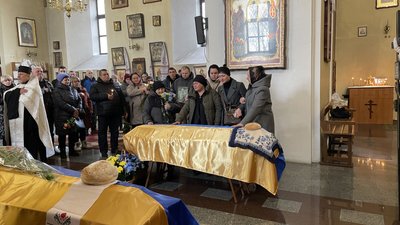 У Полтаві прощаються з воїнами, які полягли під час захисту України У Полтаві прощаються з воїнами, які полягли під час захисту України