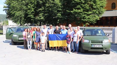Жителі Ямницької громади на Прикарпатті придбали для ЗСУ три автомобілі Жителі Ямницької громади на Прикарпатті придбали для ЗСУ три автомобілі