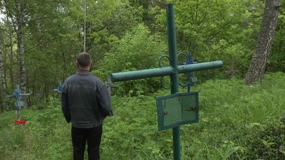 Позривала понад сотню табличок: на Чернігівщині місцеву жительку звинувачують в нарузі над могилами Позривала понад сотню табличок: на Чернігівщині місцеву жительку звинувачують в нарузі над могилами