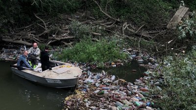 Рятувальники продовжують розчищати річку Боржава від сміття на Закарпатті (ФОТО)