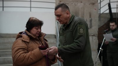 У Харкові вручили нагороди загиблих нацгвардійців їхнім родинам У Харкові вручили нагороди загиблих нацгвардійців їхнім родинам