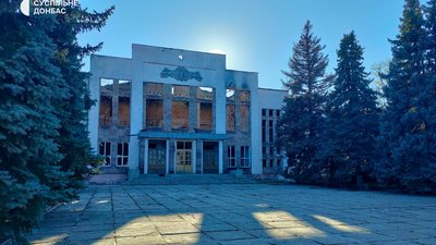 Понівечені будинки та їжа на вогнищі: як живе Лиман після деокупації — фото Понівечені будинки та їжа на вогнищі: як живе Лиман після деокупації — фото