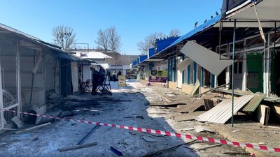 "Трусило, летіли уламки". Що розповідають продавці з ринку у Слов'янську після удару дрона вранці у неділю "Трусило, летіли уламки". Що розповідають продавці з ринку у Слов'янську після удару дрона вранці у неділю