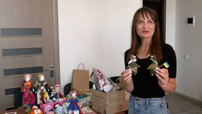 Рівняни збирають творчий крам на ярмарок у Відні. Хочуть вторгувати на дрон для військових Рівняни збирають творчий крам на ярмарок у Відні. Хочуть вторгувати на дрон для військових