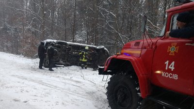 Витягнули п'ять автомобілів. Рятувальники допомагають водіям на засніжених дорогах Франківщини Витягнули п'ять автомобілів. Рятувальники допомагають водіям на засніжених дорогах Франківщини