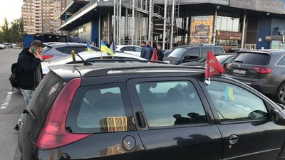 Активісти влаштували автопробіг до будинку Зеленського у Конча-Заспі Активісти влаштували автопробіг до будинку Зеленського у Конча-Заспі