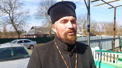 На Хмельниччині священник організував жінок плести "кікімори" для танків На Хмельниччині священник організував жінок плести "кікімори" для танків