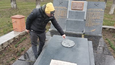 У Вільшанці на Кіровоградщині демонтували не усі пам'ятники з радянською символікою. Що кажуть у громаді У Вільшанці на Кіровоградщині демонтували не усі пам'ятники з радянською символікою. Що кажуть у громаді