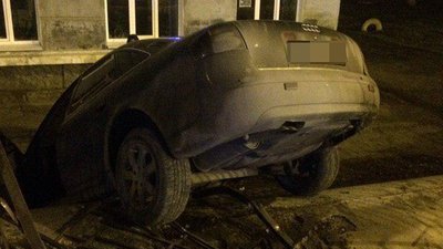 У Краматорську нетверезий водій в'їхав у паркан школи. ФОТО У Краматорську нетверезий водій в'їхав у паркан школи. ФОТО