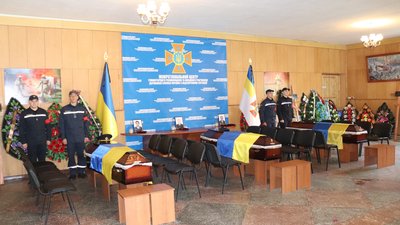 На Харківщині попрощалися із загиблими від російських боєприпасів саперами На Харківщині попрощалися із загиблими від російських боєприпасів саперами
