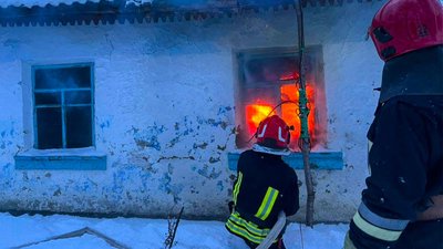 Працівники ДСНС ліквідовують пожежу, Хмельниччина, 21 січня 2026 року