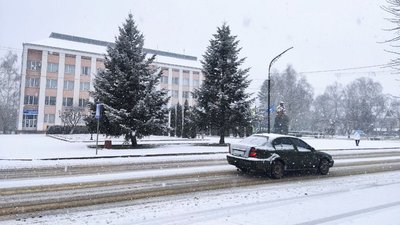 Розчищають дороги від снігу із самого ранку. Що відомо про стан шляхів на Івано-Франківщині Розчищають дороги від снігу із самого ранку. Що відомо про стан шляхів на Івано-Франківщині
