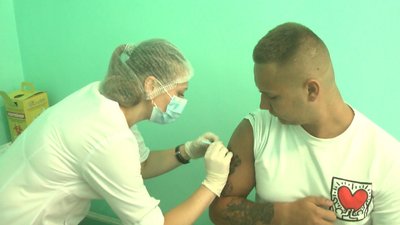 У перший день вакцинації усіх охочих, у Волочиську на пункті щеплення вакцинувалося 242 людини. Фото: Суспільне. У перший день вакцинації усіх охочих, у Волочиську на пункті щеплення вакцинувалося 242 людини. Фото: Суспільне.