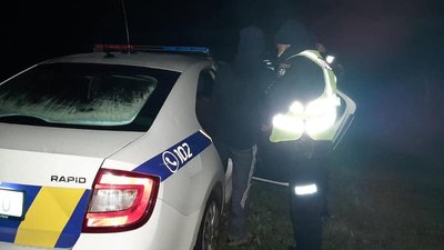 Поцупили і намагалися спалити. Прикарпатські поліцейські затримали викрадачів автомобіля Поцупили і намагалися спалити. Прикарпатські поліцейські затримали викрадачів автомобіля