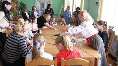 Янгол для солдата: у Вінниці діти виготовляли обереги для захисників України