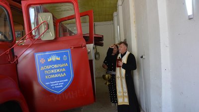 Священник освячує пожежне авто Священник освячує пожежне авто