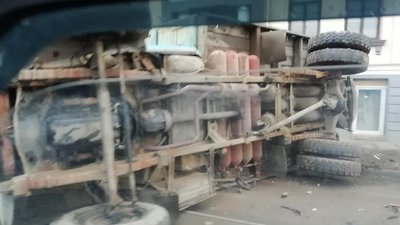 Перекинута вантажівка та водій у лікарні: наслідки аварії у Харкові Перекинута вантажівка та водій у лікарні: наслідки аварії у Харкові