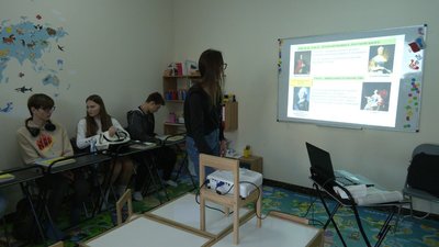 Христина Бутковська показує учням презентацію з історії Христина Бутковська показує учням презентацію з історії