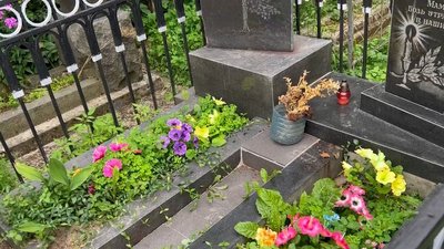 Tik-Tok на кладовищі: у Вінниці затримали підлітків, які знімали контент для соцмереж Tik-Tok на кладовищі: у Вінниці затримали підлітків, які знімали контент для соцмереж