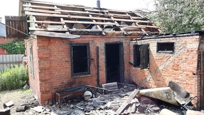 Пошкоджене приміщення у Дергачах на Харківщині після удару російського дрона