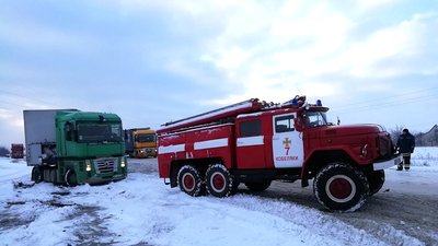 Наслідки негоди: на Полтавщині відбуксирували вантажівки та мікроавтобус