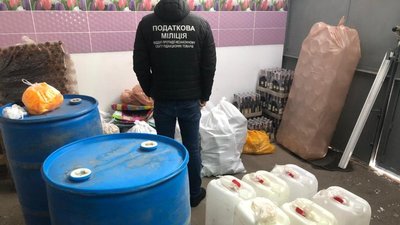 Волинські податківці викрили рівненчанку, яка організувала торгівлю підробленим алкоголем Волинські податківці викрили рівненчанку, яка організувала торгівлю підробленим алкоголем