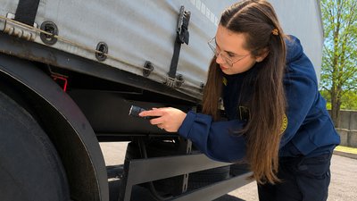 Працівниця митниці перевіряє вантажівку