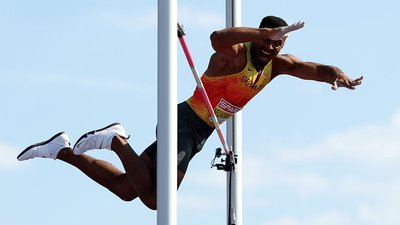 Чемпіон Європи Лео Нойгебауер змагається у раунді стрибків із жердиною