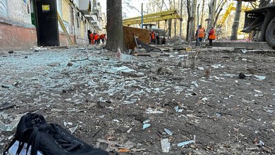 У Запоріжжі продовжують розбирати завали після ракетного обстрілу У Запоріжжі продовжують розбирати завали після ракетного обстрілу