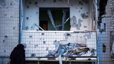 Уламки снаряду пошкодили багатоповерхівку у Києві. СУСПІЛЬНЕ | ВІДЕОНОВИНИ