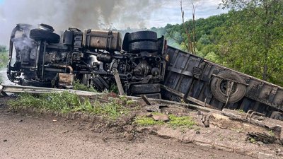 Вантжівка горить після влучання дрона РФ на кільцевій дорозі в Харкові 21 травня