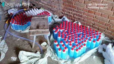 Виготовляли підпільно: на Рівненщині вилучили антисептика майже на 1,5 мільйона