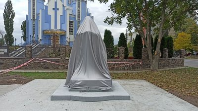 У Вінниці встановили перший в Україні памʼятник Любомиру Гузару